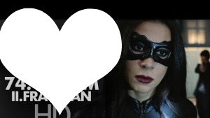 Kertenkele maskeli kızın dövüşü