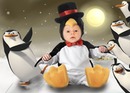 Bayi berpakaian seperti wajah penguin