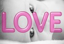Text Pink Love na čiernobielej fotografii