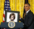 Fotogrāfija rāmī atrodas ASV prezidenta Baraka Obamas rokās