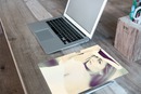 A4-foto op een iMac-bureau