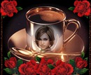 Kavos puodelio atspindžio scenos rožės