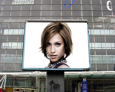 Сцена с рекламен плакат пред сградата