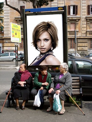 Scena del cartellone pubblicitario delle nonne su una panchina