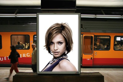 Сцена с рекламным щитом на станции метро Фотомонтаж