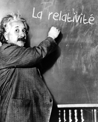 アルバートアインシュタインと黒板のテキスト