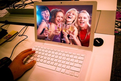Scena z laptopem MacBook Fotomontaż