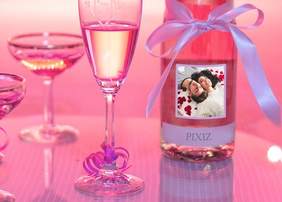 Rožinis šampanas su tekstu Fotomontažas