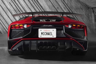 Tekst na kalifornijskiej tablicy rejestracyjnej na samochodzie Lamborghini Fotomontaż