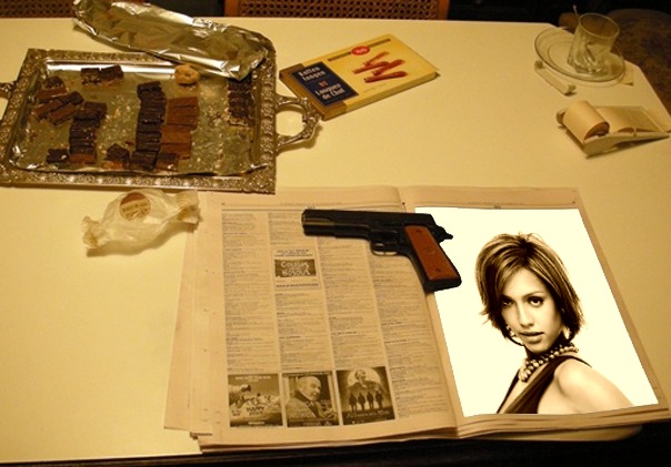Laikraščio stalo ginklų scena Fotomontažas