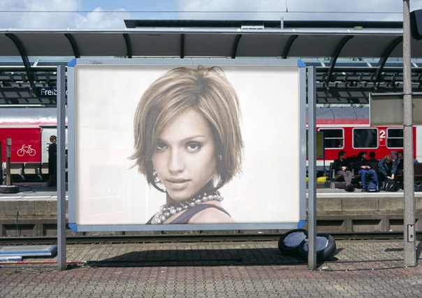 Сцена билборда на платформи станице Фотомонтажа