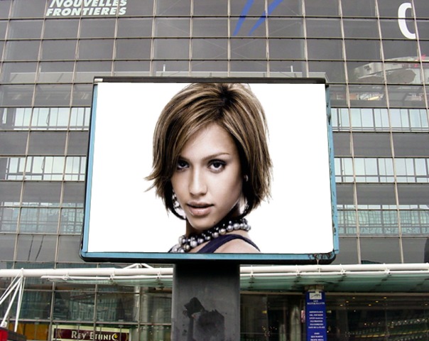 Сцена рекламног плаката испред зграде Фотомонтажа