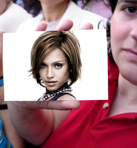 Žena drží obrázok Fotomontáž