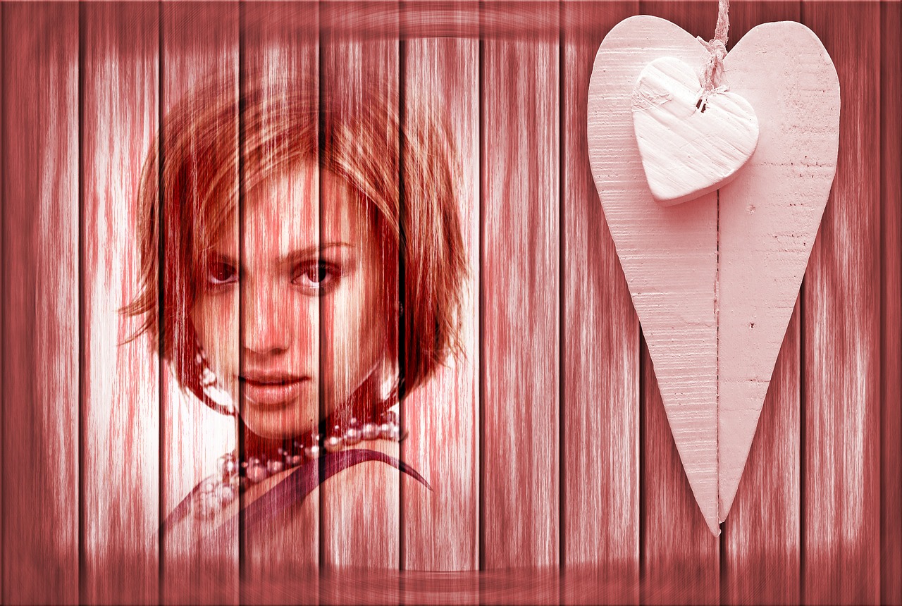 Herz auf hölzernem rosa Hintergrund Fotomontage