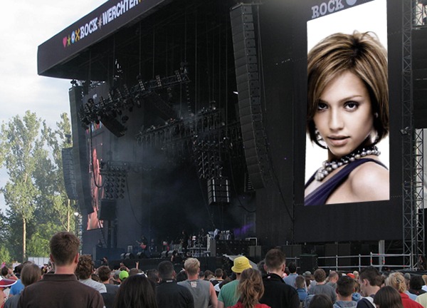 Екран на концертној сцени Фотомонтажа