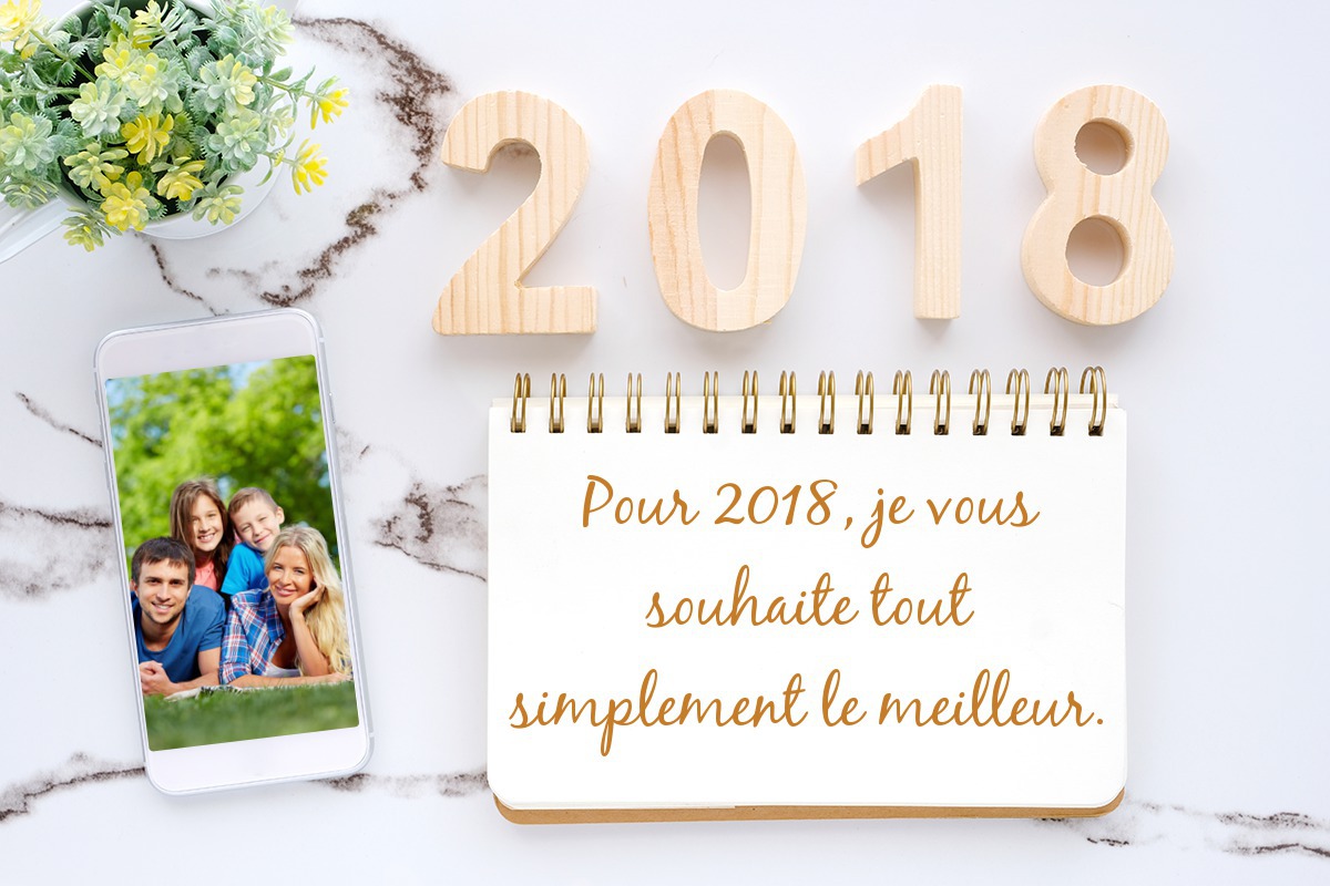 Šťastný nový rok 2018 s fotografiou v telefóne a textom na notebooku Fotomontáž