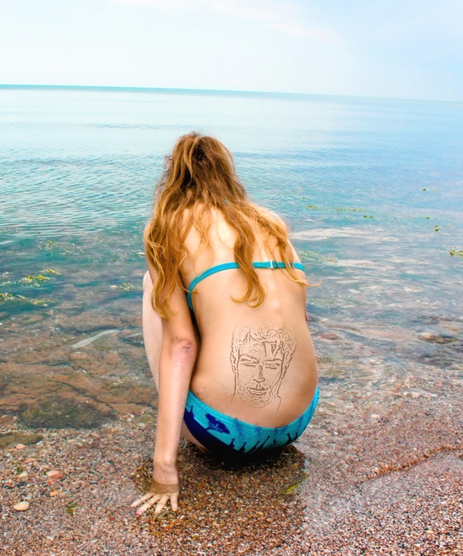 Tatuointi tytön selässä Valokuvamontaasi