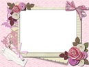 marco adornado con lindas rosas y lazos rosa. 1 foto