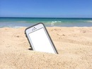 celular en enterrado en arena