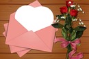 tarjeta corazón y ramo de rosas rojas.