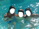Amis dans piscine
