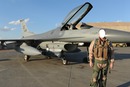 Pilote US devant son F-16