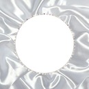 circulo de perlas, fondo perlado blanco.