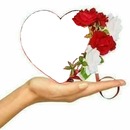 corazón y rosas en palma de mano.