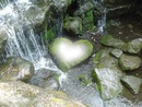 corazon en una roca de rio