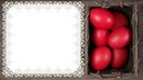 деревянная коробочка с красными яйцами