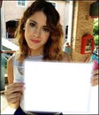 tini con un papel para ecrivir