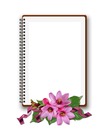 cuaderno y flores rosadas.