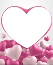 corazón sobre corazones perlados, color rosado.