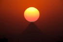 piramide con il sole