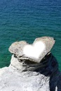 corazon en una roca