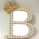 letra B de perlas y corona, 2 fotos.