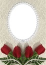 marco ovalado en perlas y rosas rojas.