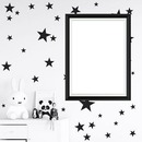 marco negro en pared blanca con estrellas negras, una foto.
