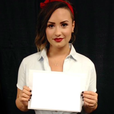 Plaquinha Demi Lovato Fotomontagem