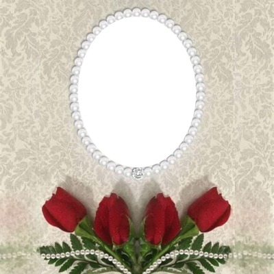 espejo de perlas y rosas rojas. Fotomontaggio