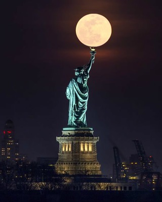 MOON over the Statue of Liberty Fotomontaggio
