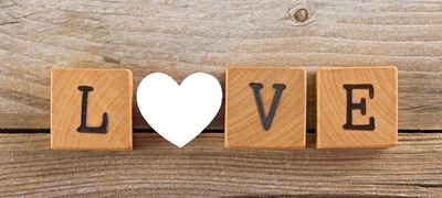 Love, letras en dados de madera, corazón una foto. Montaje fotografico