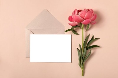 invitación y flor rosada. Montaje fotografico