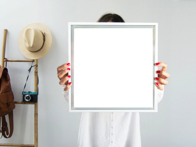 mujer sosteniendo cuadro Fotomontage