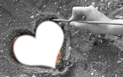 coeur dessiné sur le sable Фотомонтаж