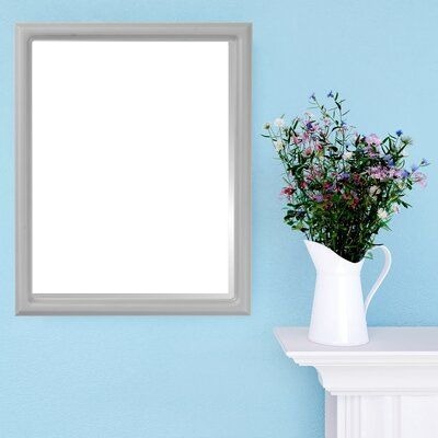 marco sobre pared cielo y florero. Photo frame effect