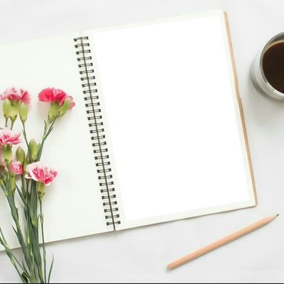 cuaderno, lápiz, flores y una taza de café