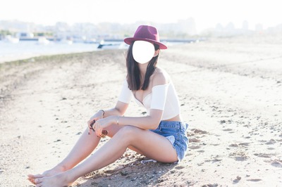 Jeune fille sur la plage Фотомонтажа