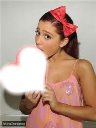 Ariana Grande y su corazón Photo frame effect