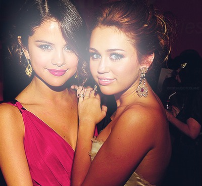 Miley & Selena Φωτομοντάζ